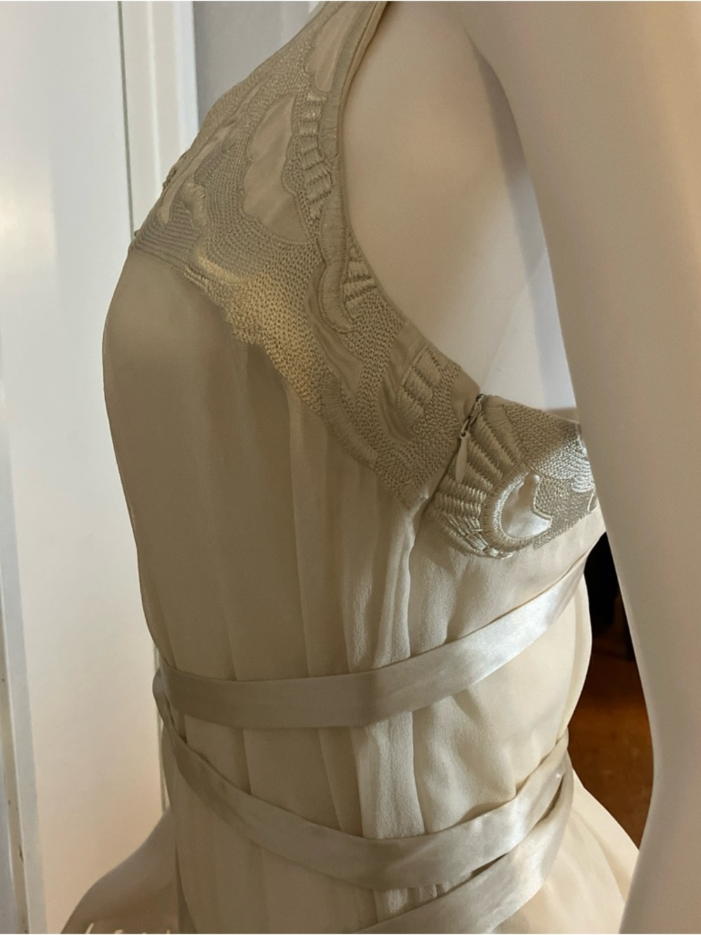 Cream silk dress size 4 Mint by Jodi - Picture 4 of 7